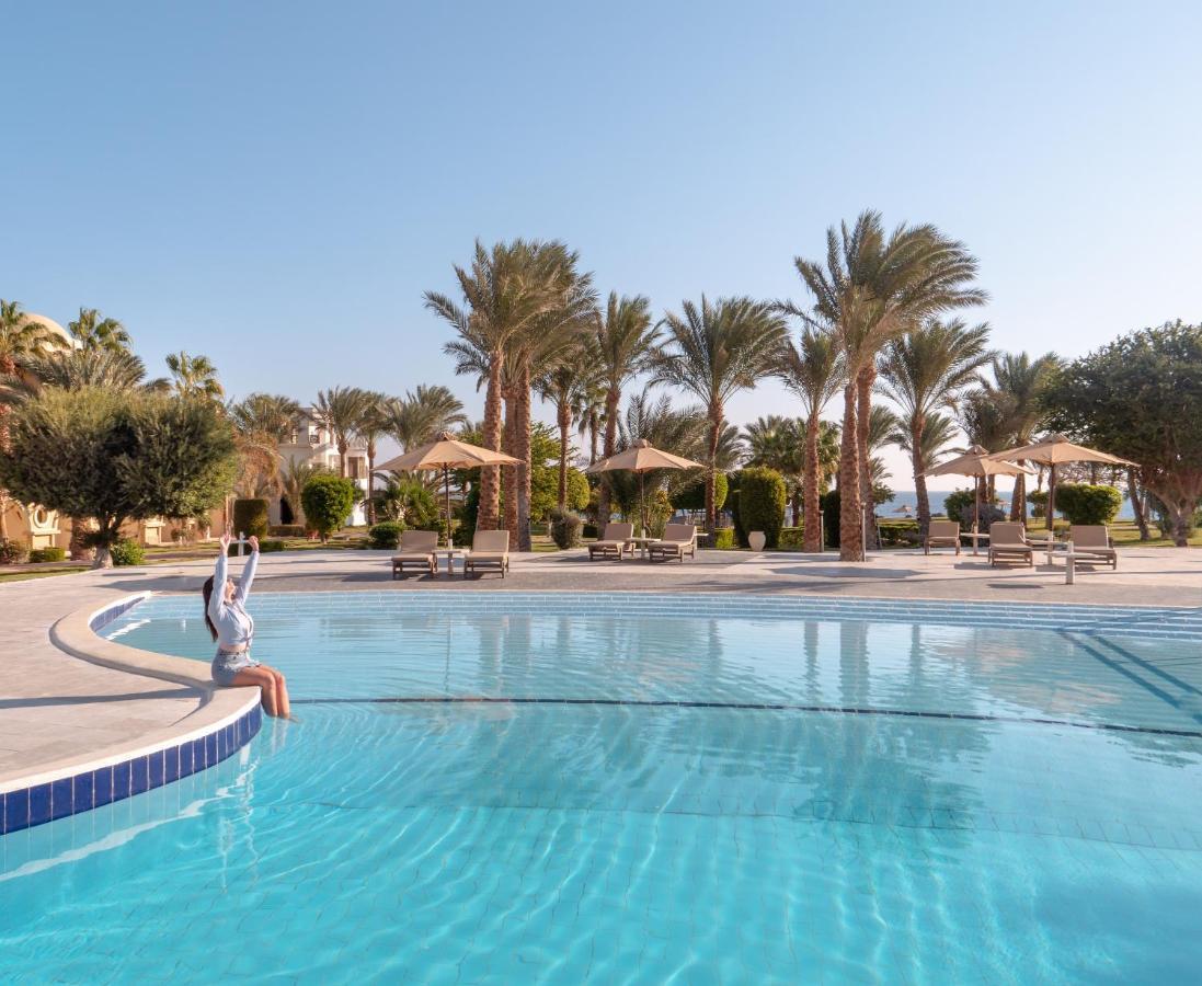 Serenity Alpha Beach - Ex Serenity Makadi Beach Kültér fotó The swimming pool at the Hilton Sharm El Sheikh