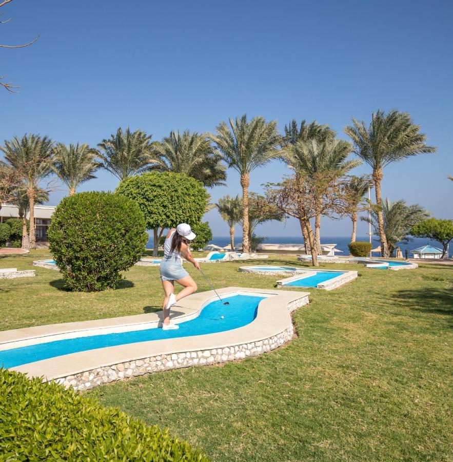Serenity Alpha Beach - Ex Serenity Makadi Beach Kültér fotó A woman playing mini golf in Egypt
