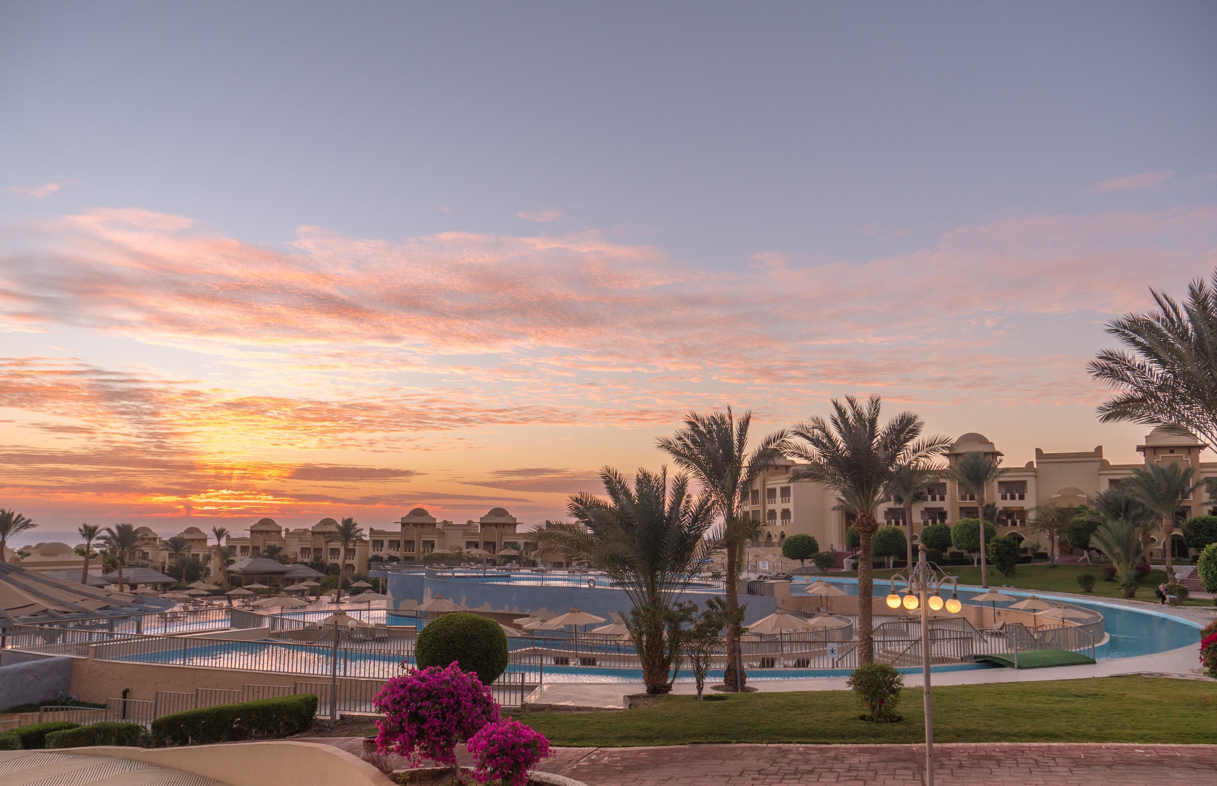 Serenity Alpha Beach - Ex Serenity Makadi Beach Kültér fotó Sunset at the Hilton Hurghada