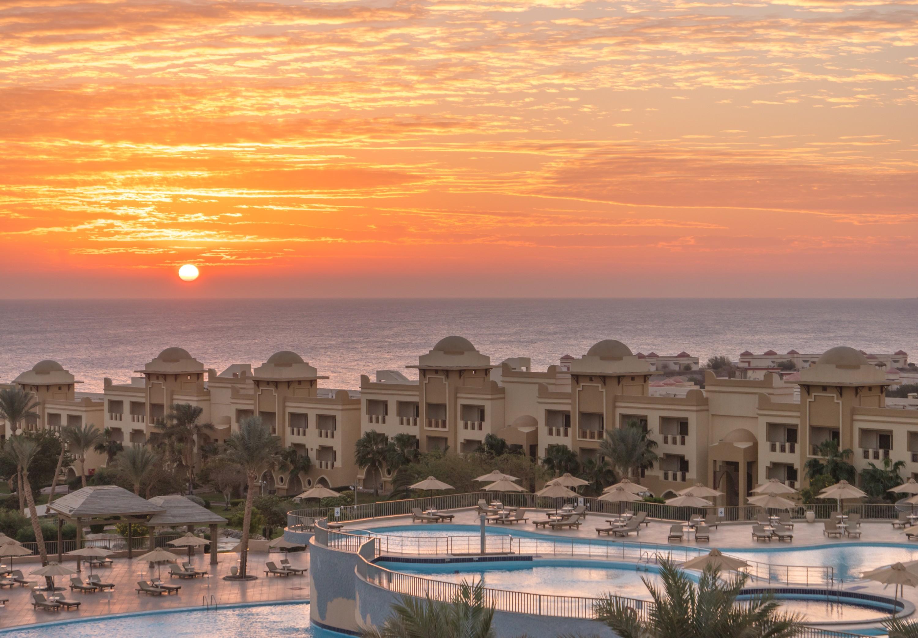 Serenity Alpha Beach - Ex Serenity Makadi Beach Kültér fotó Sunset at the resort