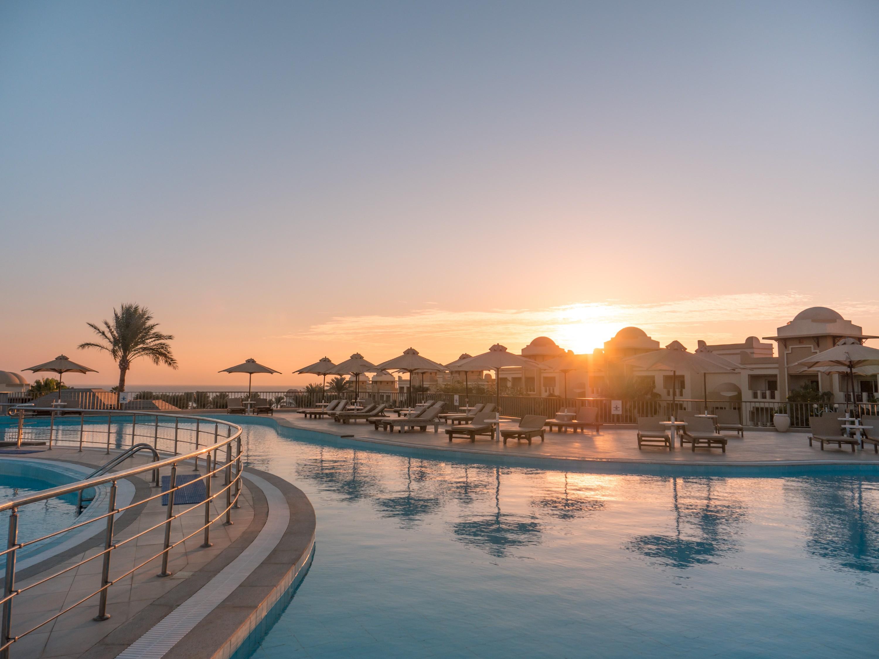 Serenity Alpha Beach - Ex Serenity Makadi Beach Kültér fotó Sunset at the pool
