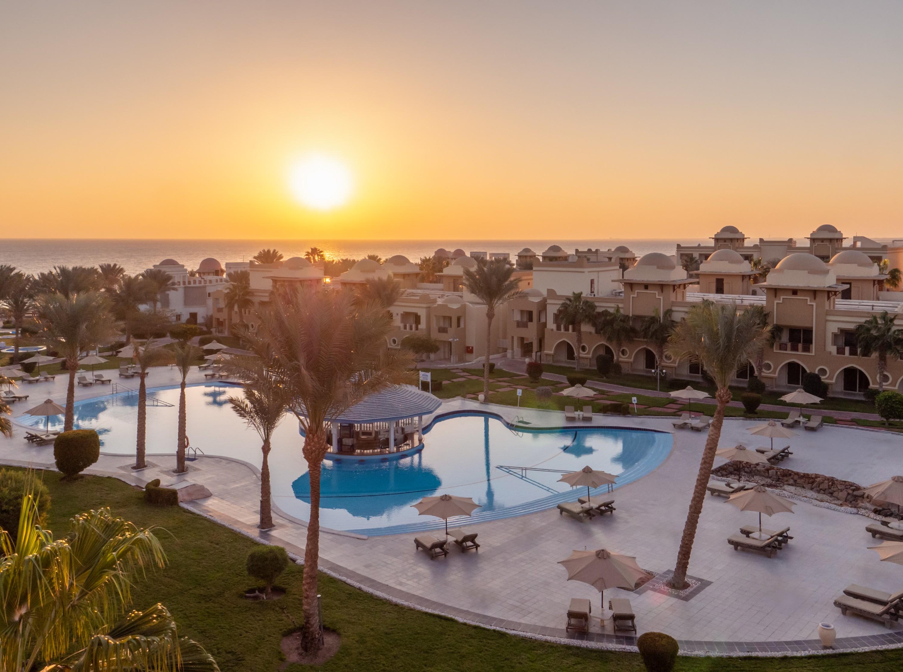 Serenity Alpha Beach - Ex Serenity Makadi Beach Kültér fotó Sunrise at the resort