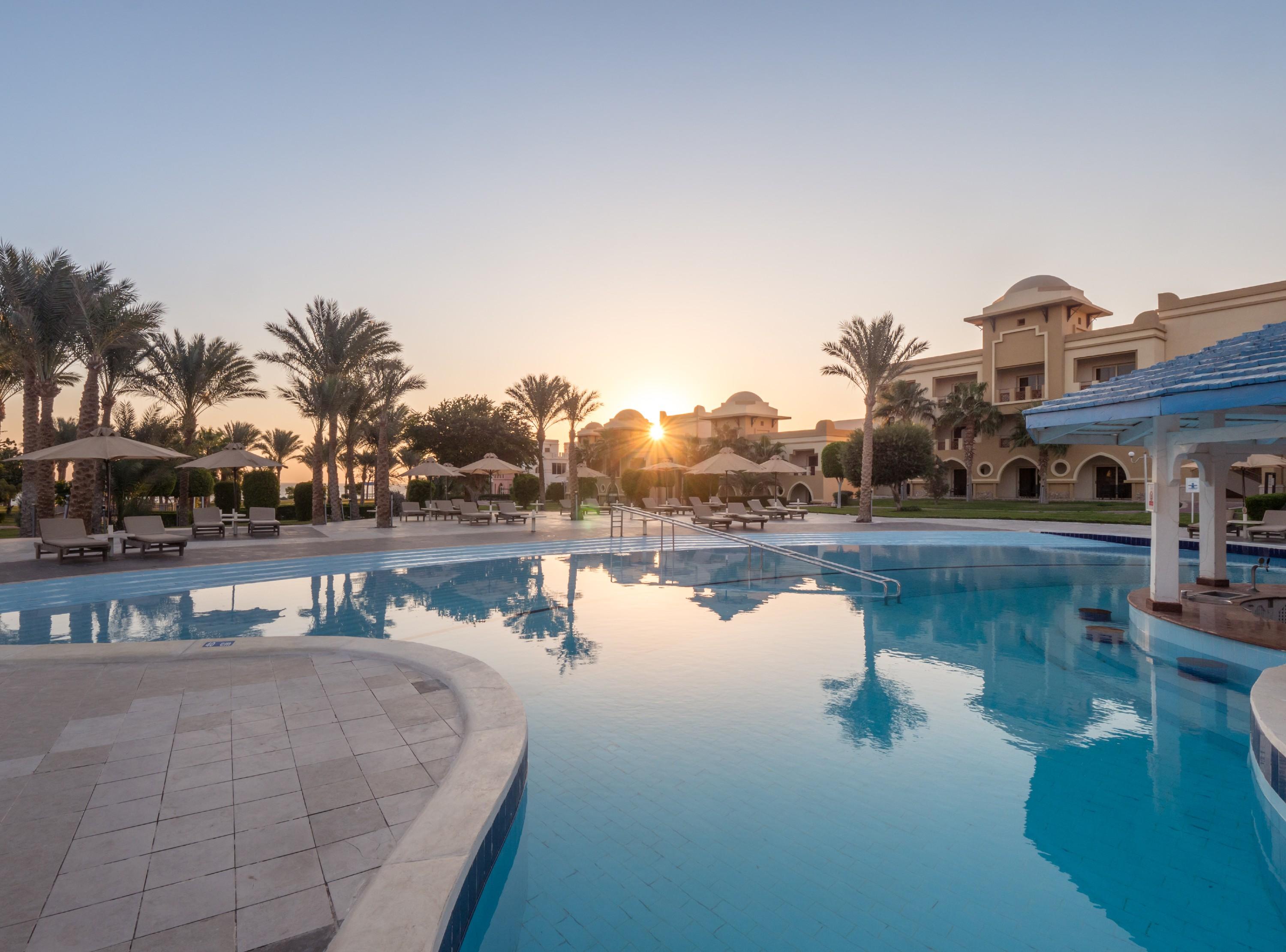 Serenity Alpha Beach - Ex Serenity Makadi Beach Kültér fotó The swimming pool at the resort