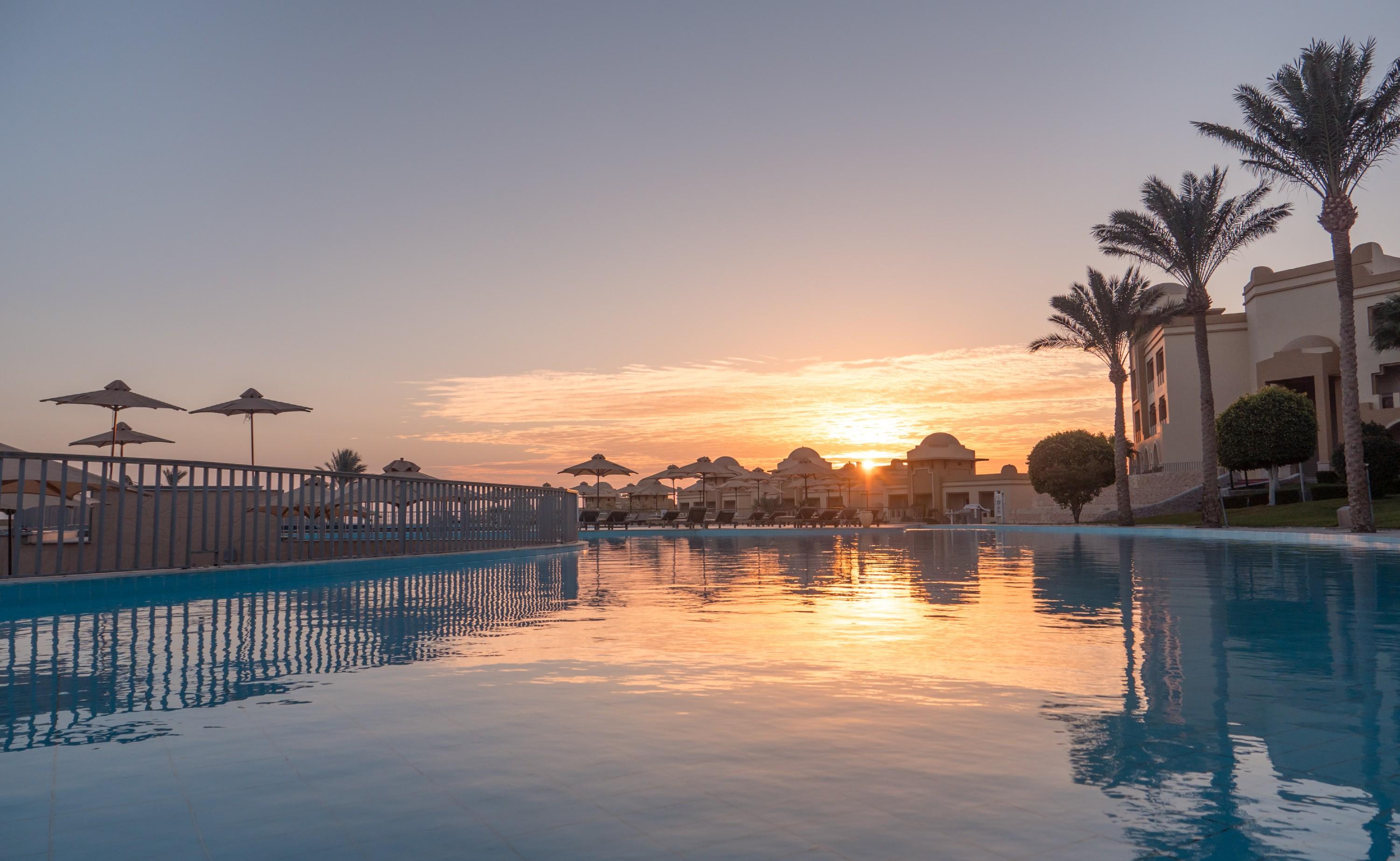 Serenity Alpha Beach - Ex Serenity Makadi Beach Kültér fotó Sunset at the pool